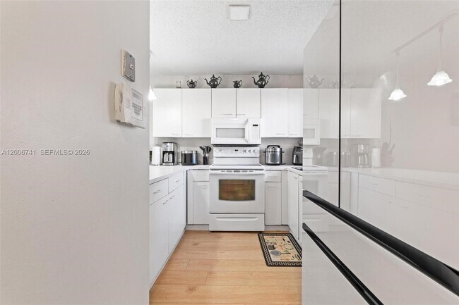 Building Photo - 6235 SW Kendale Lakes Cir