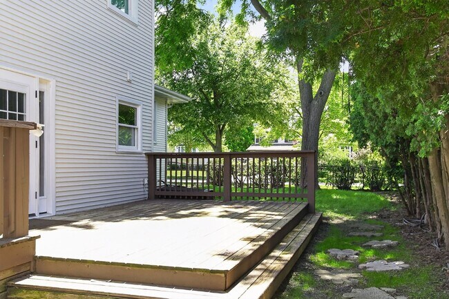 Building Photo - Spacious Stunning 3 BR House in Mount Prospect W/ Office/Playroom on Corner Lot