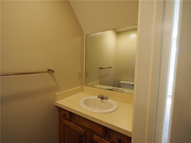 Building Photo - 105 Hillside Dr