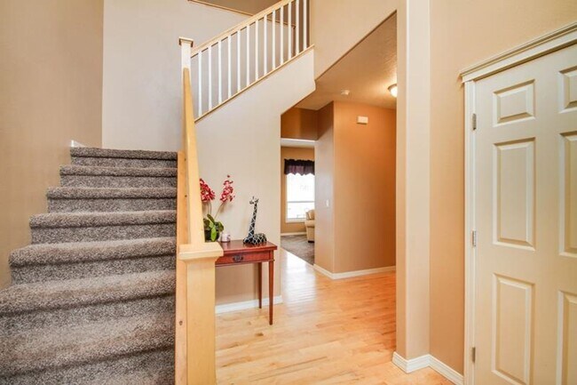 Building Photo - Cute 4 Bed 2.5 Bath home!