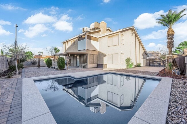 Building Photo - Beautiful 4 bed/ 3 bath POOL Home For Rent