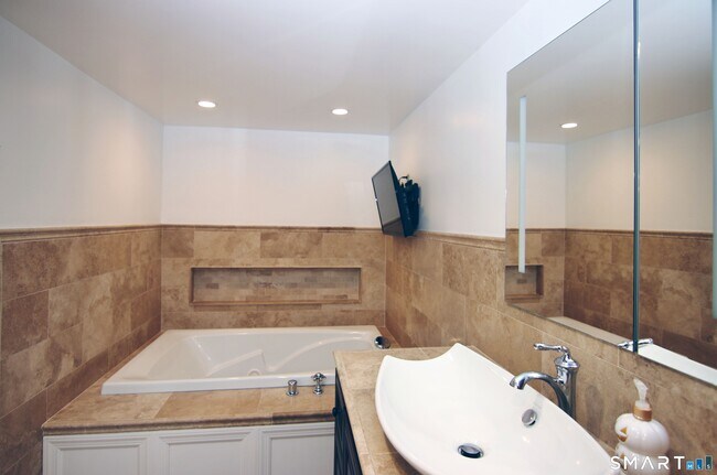 Building Photo - 37 Glen Ave