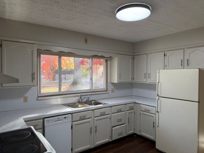 Building Photo - 559 Hartzler St