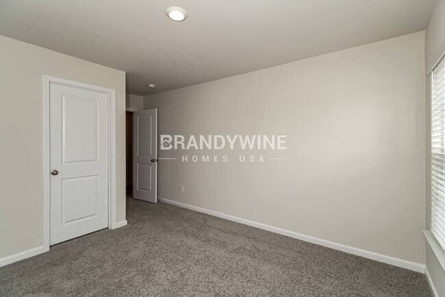 Building Photo - 576 Glenmanor Dr