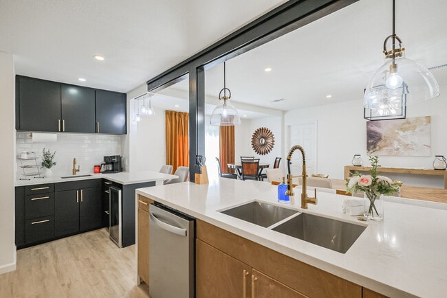 Building Photo - 5021 Libbey Dr