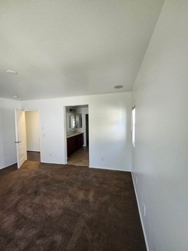 Building Photo - Chino 4 bedroom Beauty