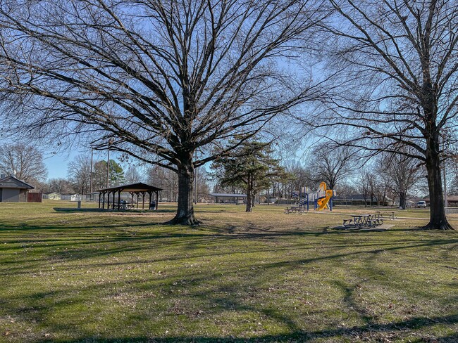 Building Photo - Duplex In Rogers