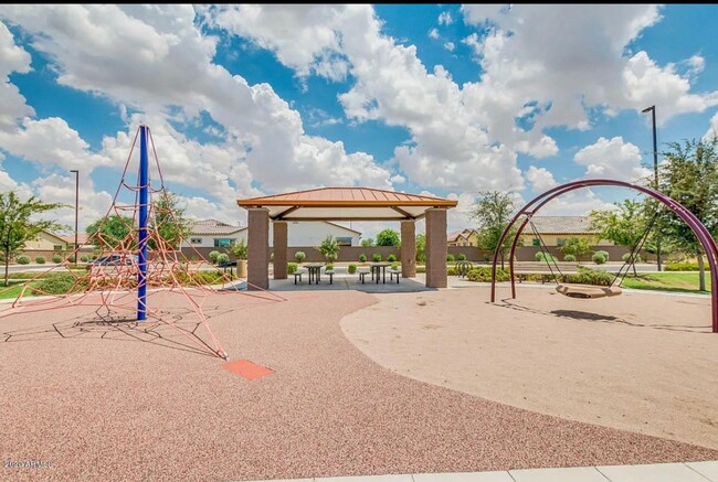Building Photo - Beautiful 4 Bedroom Single Level Home Loca...