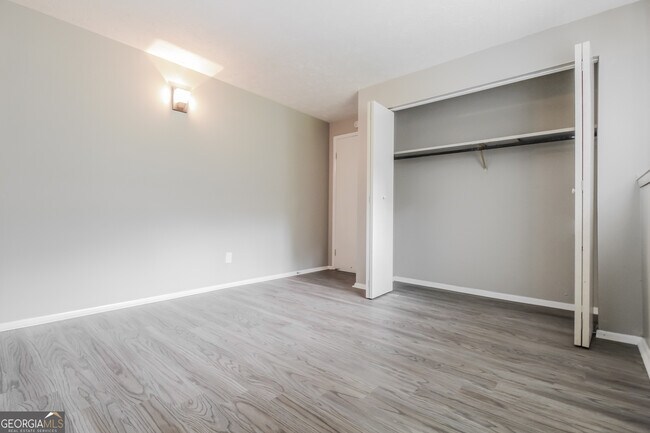 Building Photo - 1379 Robin Hill Dr