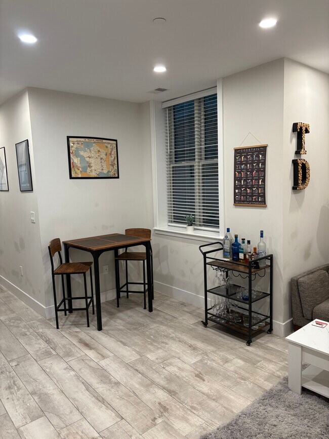 Building Photo - 2556 University Pl NW