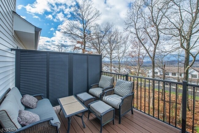 Building Photo - 5 White Aster Ct