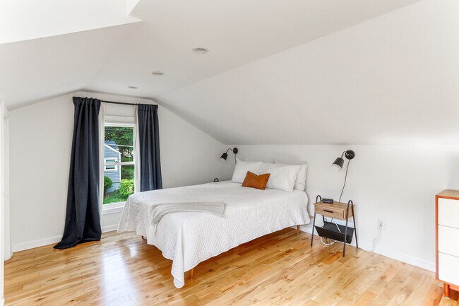 Building Photo - 2489 Semmes St