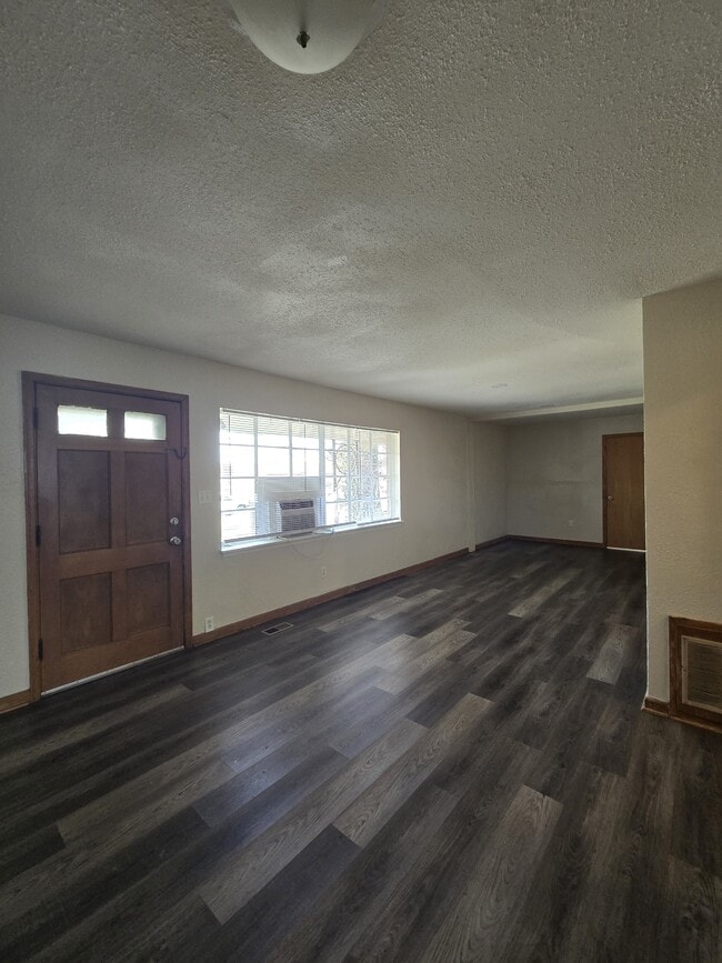 Building Photo - 722 S Hunter