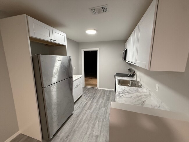 Building Photo - 190 Ventris Ave W