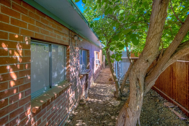 Building Photo - 2555 E Fort Lowell Rd