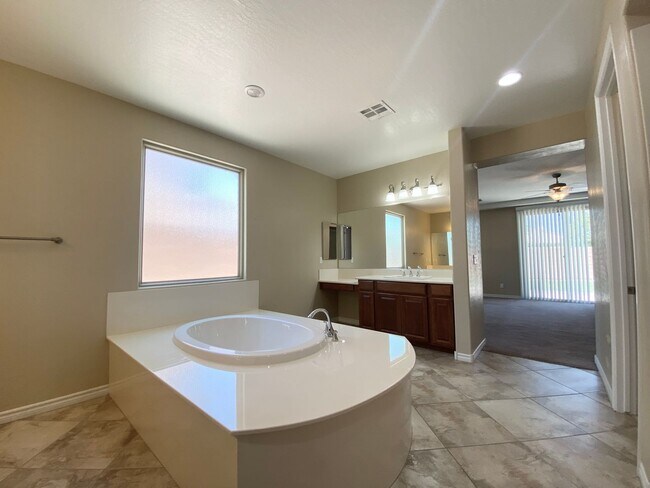 Building Photo - 4/BD 3.5/BA Spacious Home in Gated Communi...