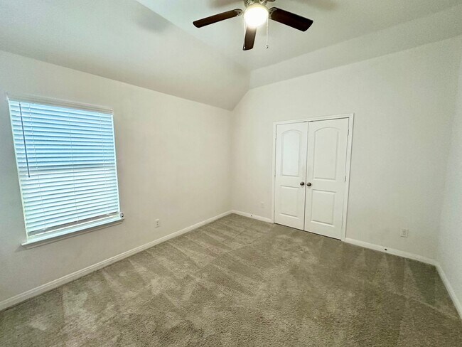 Building Photo - Room for the family!