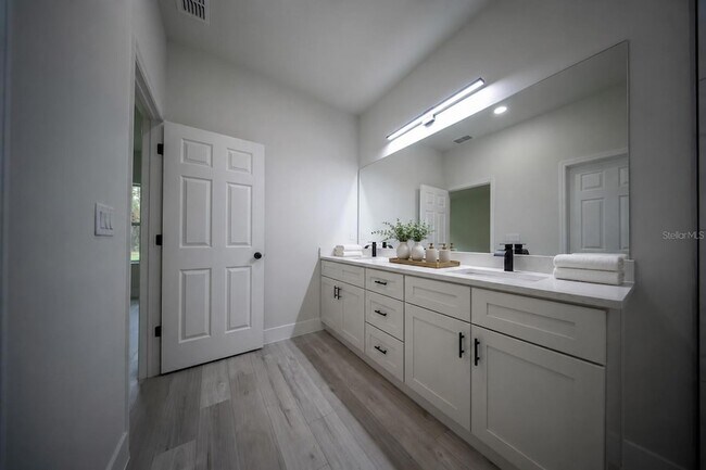 Building Photo - 3286 W Crandon Dr
