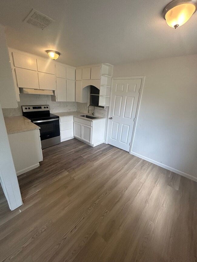Building Photo - Blend of comfort and convenience