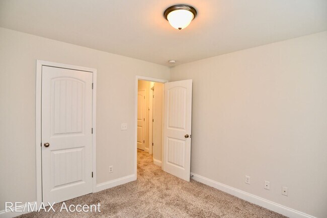 Building Photo - 3 br, 2.5 bath House - 325 Canyon Oak Loop