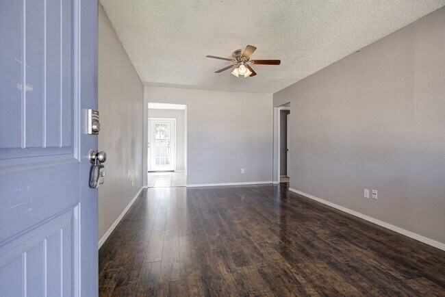 Building Photo - 916 S Patterson Dr
