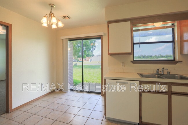 Building Photo - 2223 W Roselawn St