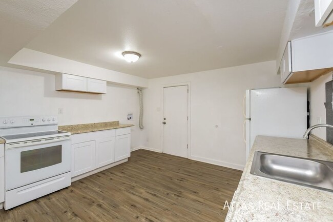 Building Photo - TWO WEEKS FREE RENT! Cozy 2 Bedroom, 1 Bat...