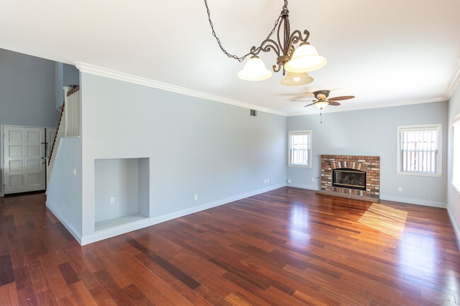 Building Photo - Spacious 6 Bedroom Home With Huge Backyard!