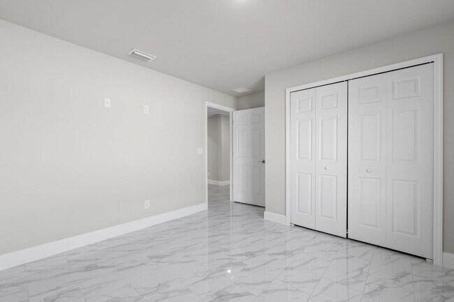 Building Photo - 2213 Kenneth Ave S