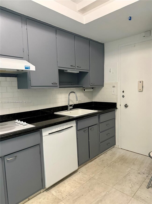 Building Photo - 5055 Collins Ave
