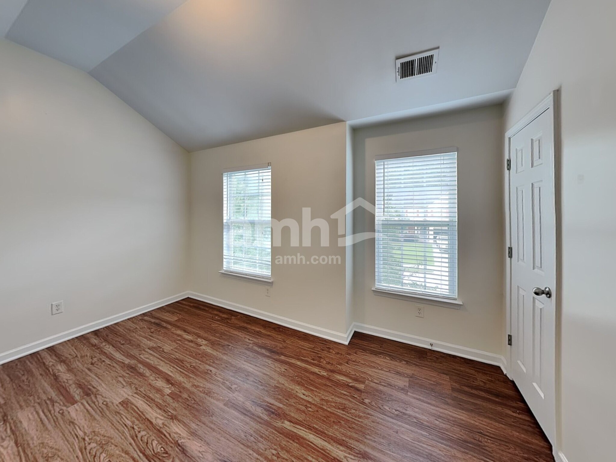 Building Photo - 2425 Valley Creek Dr