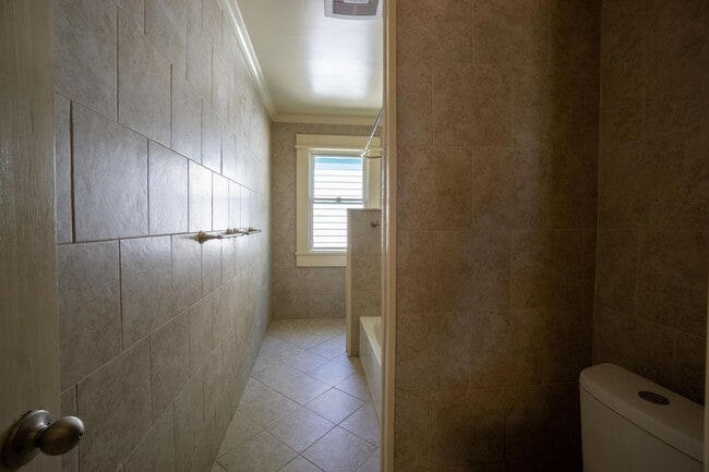 Building Photo - AVAIL 6/1/26 - Charming 5 bedroom Home wit...