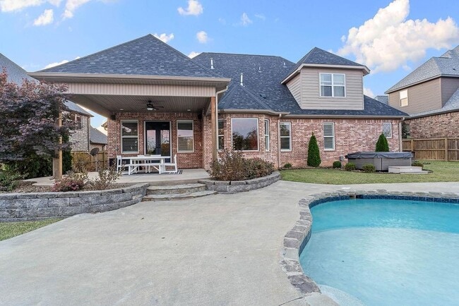 Building Photo - 504 NE Green Creek Rd