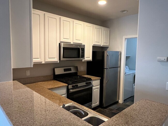 Building Photo - Beautiful 2-bedroom, 2 bath Condo in Gated...