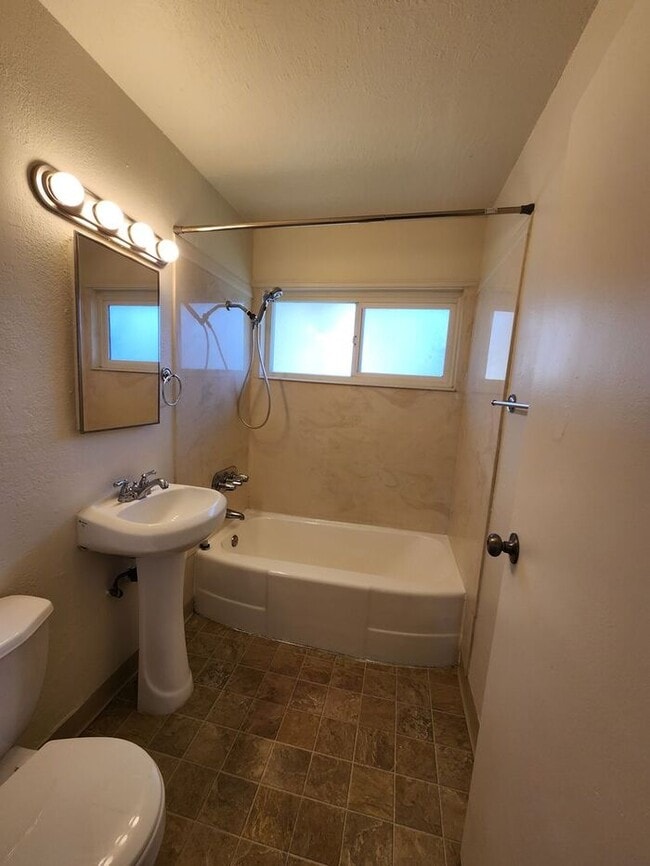 Building Photo - Charming duplex with garage in La Mesa!