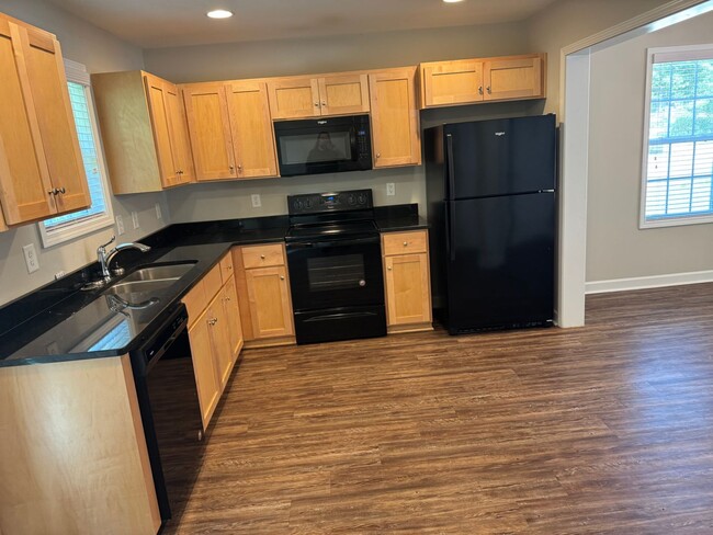 Building Photo - Newer construction townhouse in popular Ka...
