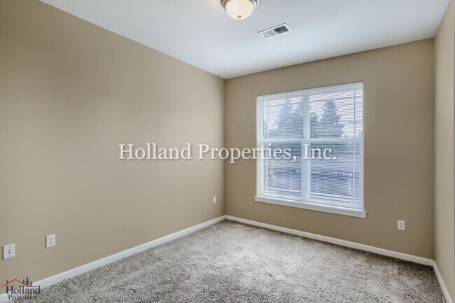 Building Photo - 10882 NE Red Wing Way