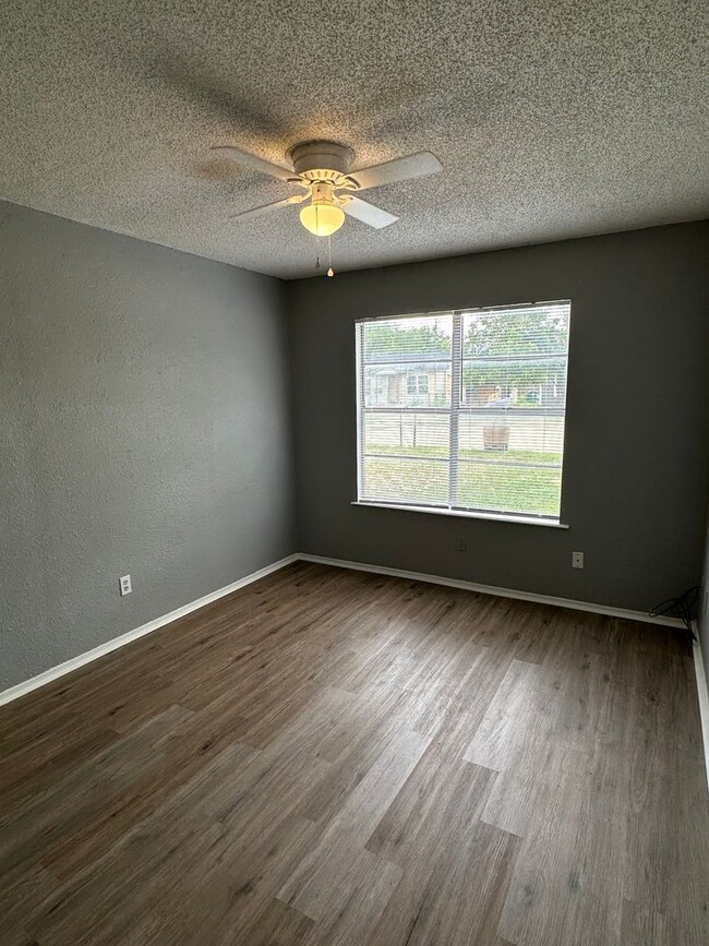 Building Photo - 2 Bedroom Duplex Near Downtown San Angelo!!