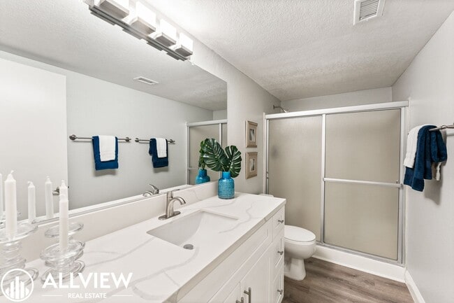 Building Photo - Beautifully Updated 2 Bed/2 Bath in Guard-...