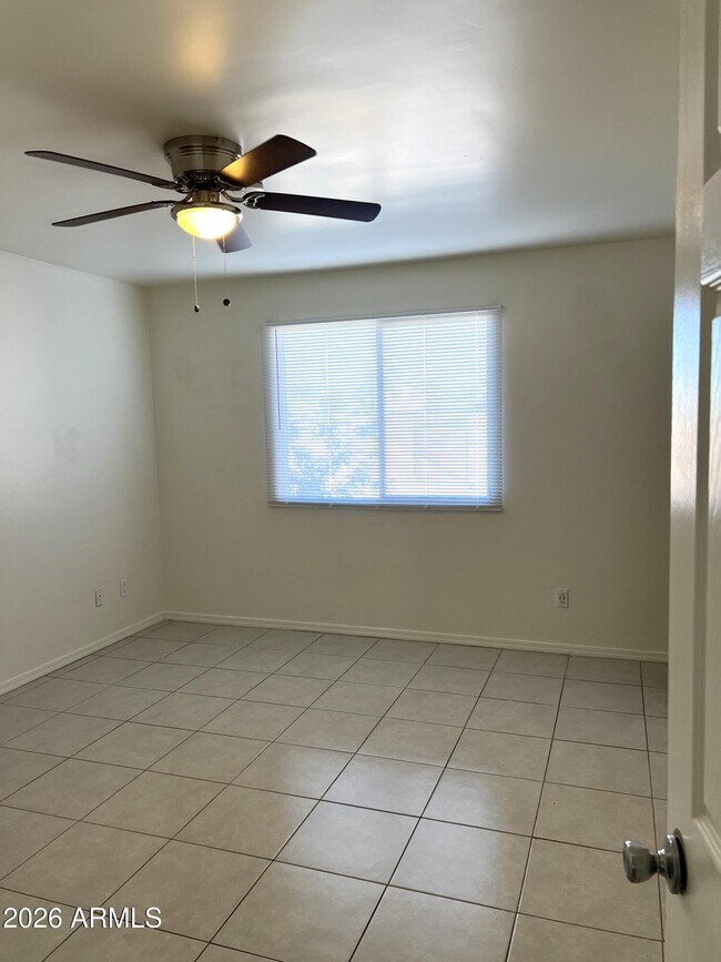 Building Photo - 1622 E Del Rio Dr