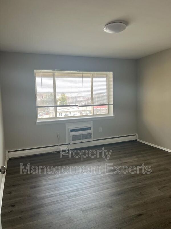 Building Photo - 2330-Glendale Terrace -C2