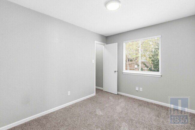 Building Photo - 1612 Sylvia Ln