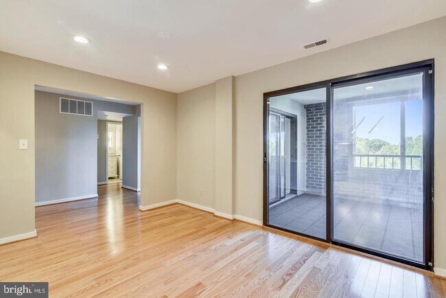 Building Photo - 11500 Fairway Dr