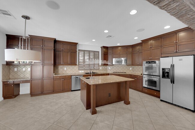 Building Photo - 8445 Cambrils Ave