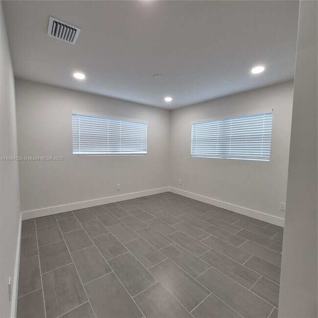 Building Photo - 823 NW 30th Ct