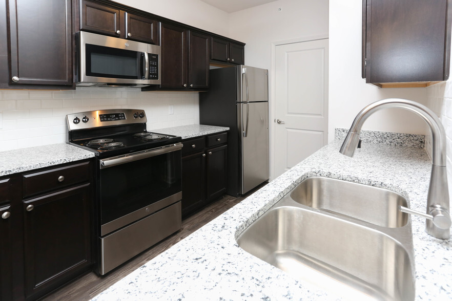 1BR, 1BA - 861 SF - Linden - Kitchen - Ashton Park Apartments