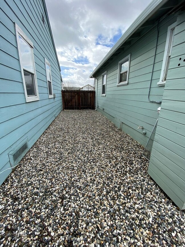 Building Photo - Rent Reduction!! 1bed/1bath Duplex within walking distance of Downtown Fairfield