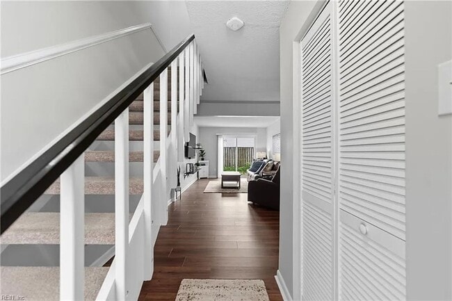 Building Photo - Updated 3BR Townhome — Assigned Parking, HOA Included, Military Welcome. Move in by March 31st an...