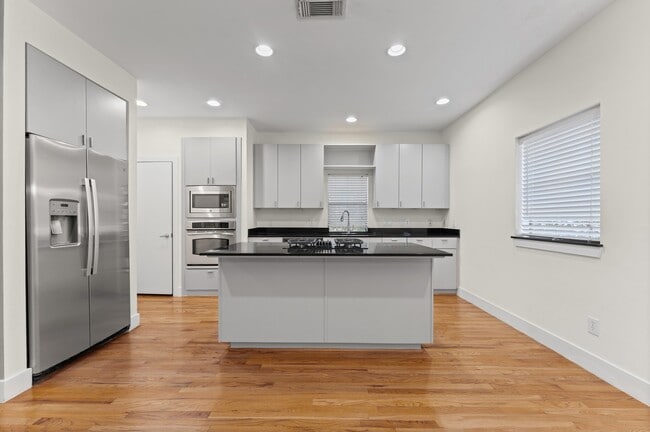 Building Photo - 2202 Bastrop St