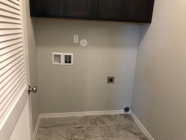 Building Photo - 825 Whitebrush Dr